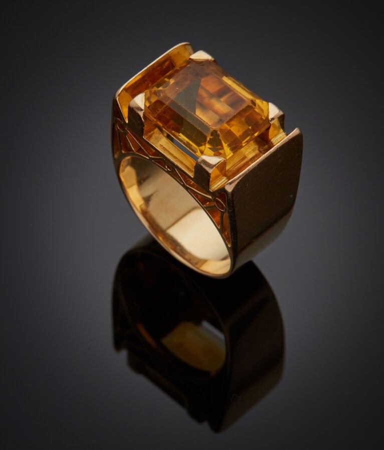 BAGUE chevalière en or jaune (750‰) ajouré à motif géométrique, serti d'une cit…