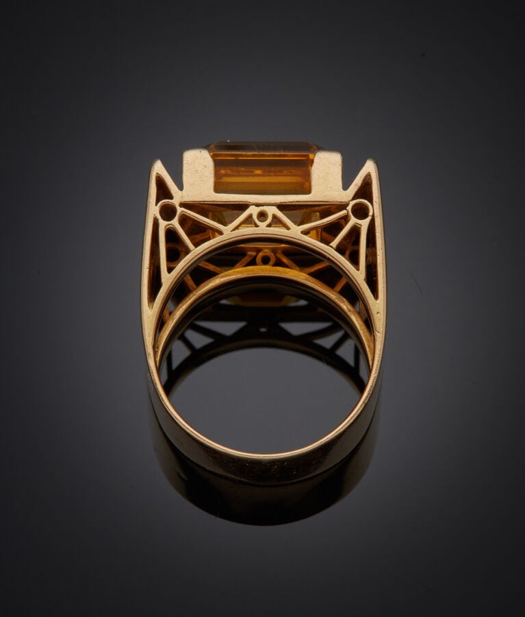 BAGUE chevalière en or jaune (750‰) ajouré à motif géométrique, serti d'une cit…