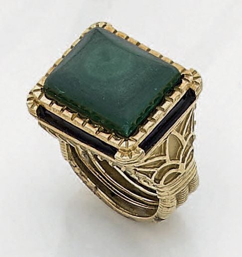 BAGUE chevalière en or jaune (750 millièmes) ciselé et godronné, surmonté d'une plaque de malachite entourée d'émail bleu translucid