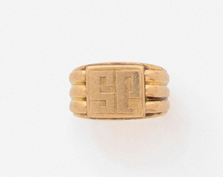 BAGUE «chevalière» en or jaune (750 millièmes) godronné, monogrammé
