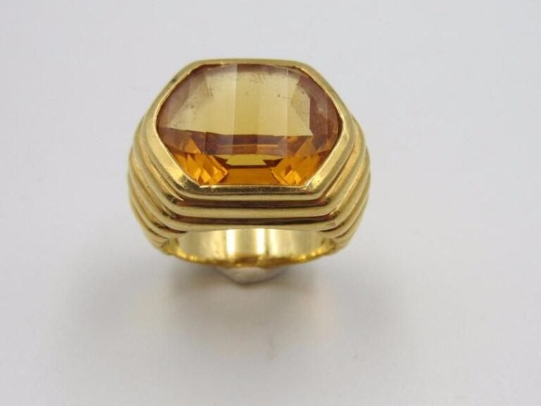 BAGUE chevalière en or jaune (750 millièmes) godronné serti d’une citrine hexagonale facetté
