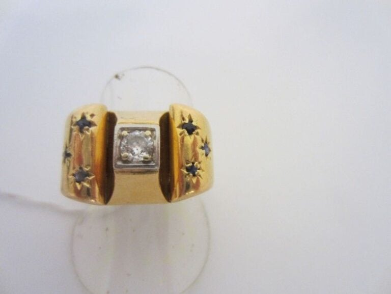 BAGUE chevalière en or jaune (750 millièmes) orné d'un diamant taille ancienne et de saphirs en serti étoil