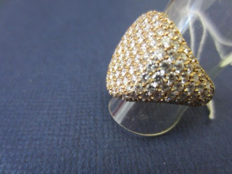 BAGUE chevalière en or jaune (750 millièmes) pavée de diamants taille brillan