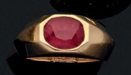 BAGUE «chevalière» en or jaune (750 millièmes) serti d'un rubis de forme oval