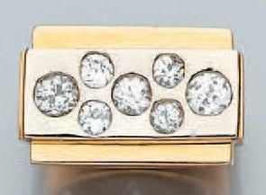 BAGUE chevalière en or jaune et or gris partiellement serti de diamants taille ancienn