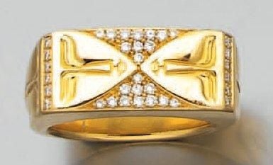 BAGUE chevalière en or jaune partiellement serti de diamants, à décor de deux visages féminins stylisé
