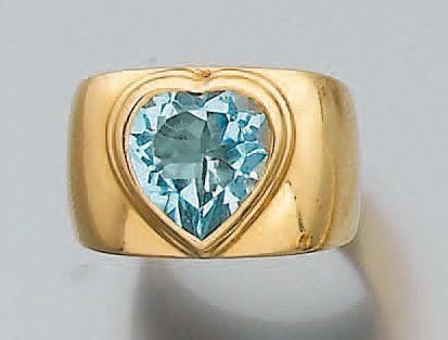 BAGUE chevalière en or jaune surmontée d'une topaze bleue de forme coeu