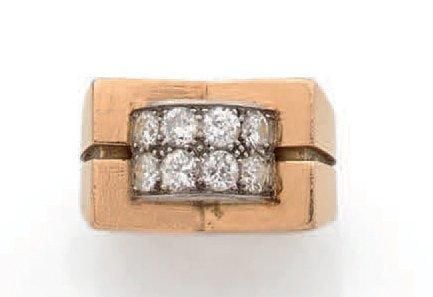 BAGUE chevalière en platine (900 millièmes) et or jaune (750 millièmes) à motifs géométriques «livre ouvert et pont», serti de deux alignements de diamants taille brillan