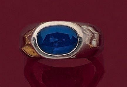 BAGUE «chevalière» en platine (900 millièmes) serti d'un saphir de forme oval