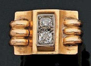 BAGUE chevalière en platine et or jaune à motifs de godrons rehaussé de deux diamants taille ancienn