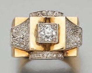BAGUE chevalière en platine et or jaune partiellement serti de diamants taille ancienne et de rose