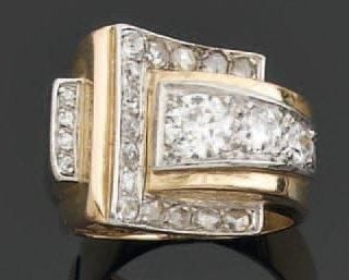 BAGUE chevalière en platine et or jaune serti d'alignements de diamants taille ancienne et de rose