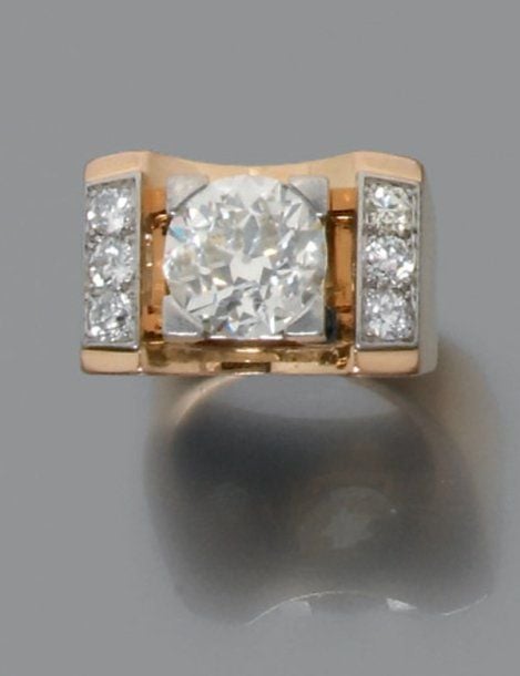 BAGUE chevalière en platine et or jaune serti d'un diamant de taille ancienne, épaulé de trois diamants de chaque côt