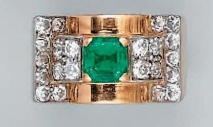 BAGUE «chevalière» en platine et or jaune serti d'une émeraude taillée à degrés et de diamants taille brillan