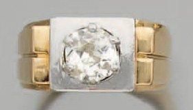 BAGUE chevalière en platine et or jaune surmontée d'un diamant taille ancienne de forme coussin (chocs