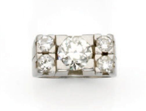 BAGUE chevalière en platine serti d'un diamant demi taille (cassure) épaulé de quatre diamants de taille brillan