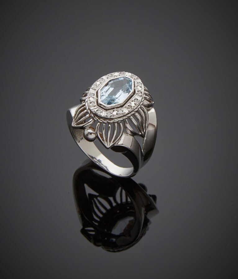 BAGUE chevalière "fleur stylisée" en or gris (750‰) ajouré et finement torsadé,…