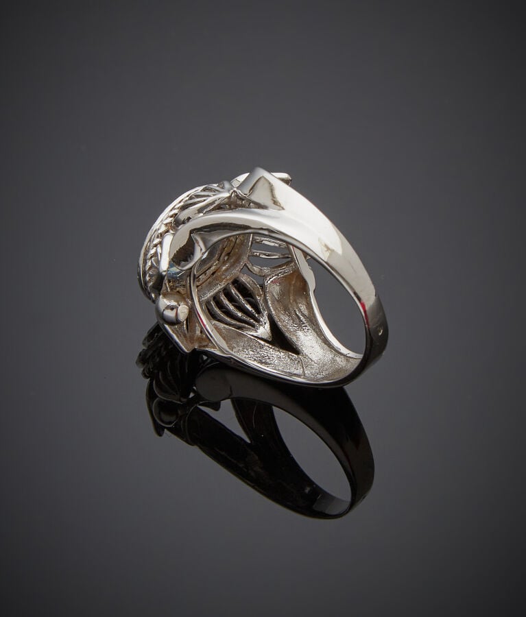 BAGUE chevalière "fleur stylisée" en or gris (750‰) ajouré et finement torsadé,…