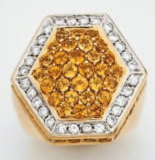 BAGUE chevalière hexagonale en or jaune serti d'un pavage de saphirs jaunes entouré d'une ligne de diamants taille brillan