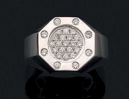 BAGUE chevalière octogonale en or gris (750 millièmes) pavé et orné de diamants taille brillan