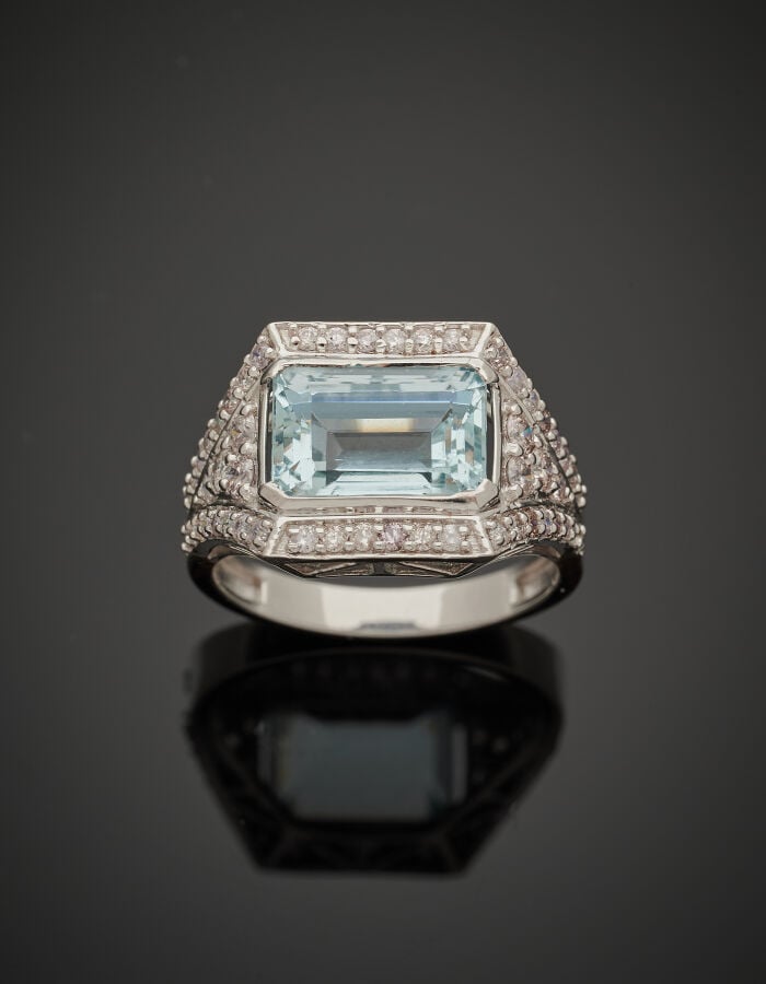BAGUE chevalière or gris (750‰) serti d'une aigue-marine rectangulaire taillée…