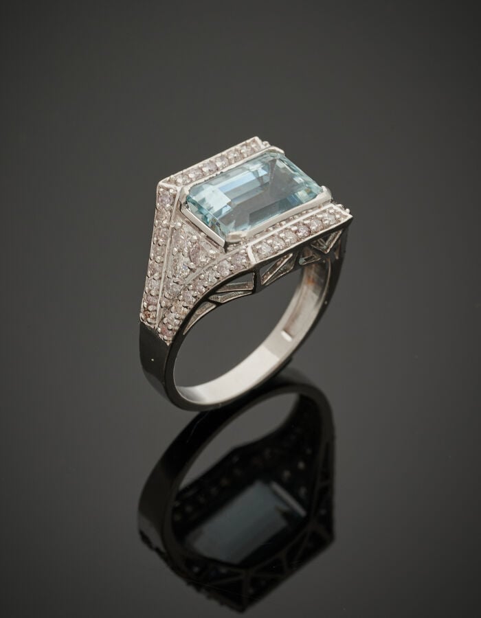 BAGUE chevalière or gris (750‰) serti d'une aigue-marine rectangulaire taillée…
