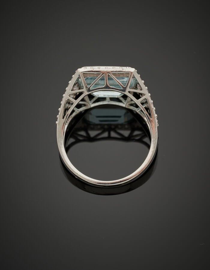 BAGUE chevalière or gris (750‰) serti d'une aigue-marine rectangulaire taillée…