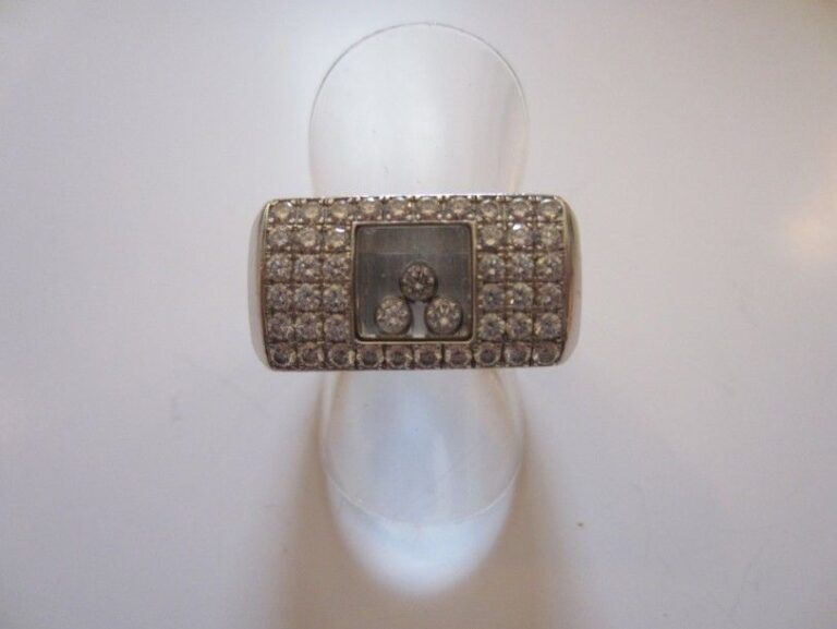 BAGUE chevalière rectangulaire en or gris serti d'un pavage de diamants taille brillant et de trois diamants mobiles sous verr