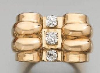BAGUE chevalière « rouleaux » en or jaune godronné, serti de trois diamants centraux de taille ancienn