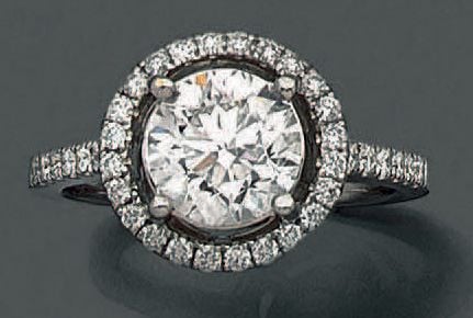 BAGUE circulaire en or gris (750 millièmes) ajouré, serti de diamants taille brillant dont un, au centre, plus important, pesant 2,01 carats, D, VS