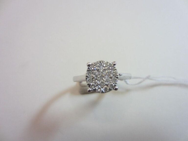 BAGUE circulaire en or gris (750 millièmes) serti d'un pavage de diamant