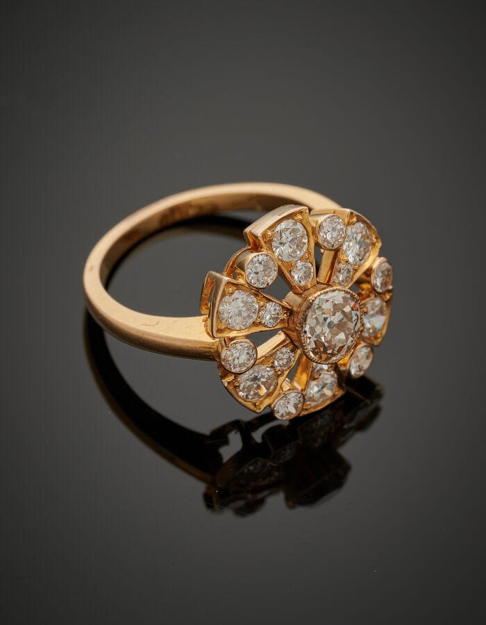 BAGUE circulaire en or jaune (750‰) ajouré serti de diamant taille ancienne et…