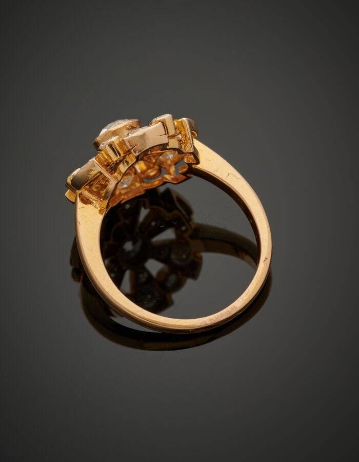 BAGUE circulaire en or jaune (750‰) ajouré serti de diamant taille ancienne et…