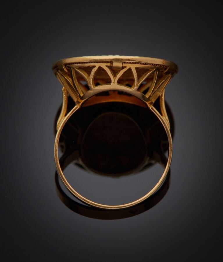 BAGUE circulaire en or jaune (750‰) guilloché, serti d'une pièce de 10FF (1864)…