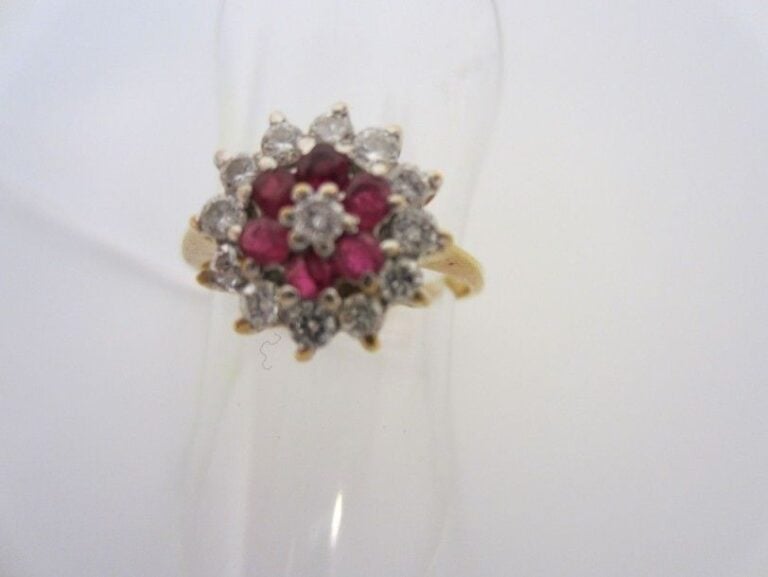 BAGUE circulaire en or jaune (750 millièmes) ornée de diamants et rubis alterné