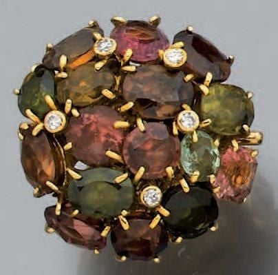 BAGUE circulaire en or jaune serti de pierres précieuses de couleurs ponctuées de diamants en serti clo