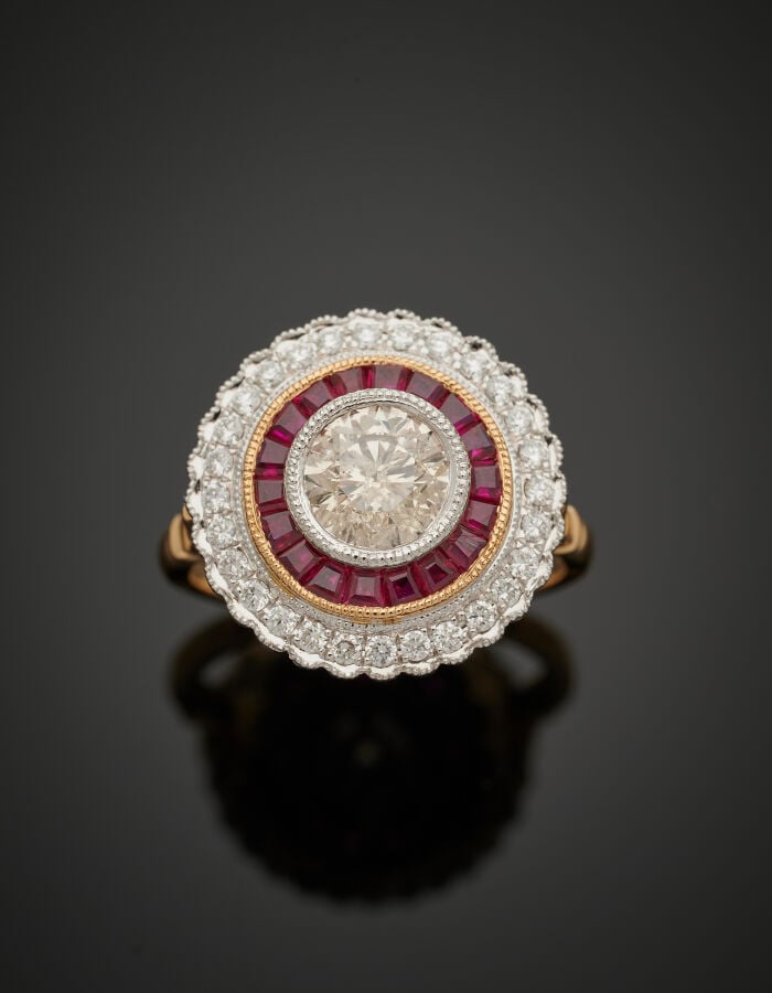 BAGUE circulaire en platine (950‰) et or jaune (750‰) centrée d'un diamant tein…