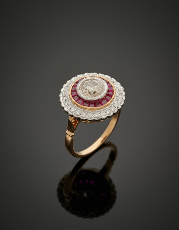 BAGUE circulaire en platine (950‰) et or jaune (750‰) centrée d'un diamant tein…
