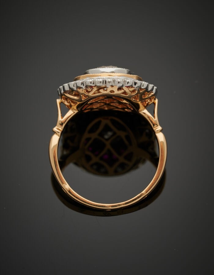 BAGUE circulaire en platine (950‰) et or jaune (750‰) centrée d'un diamant tein…