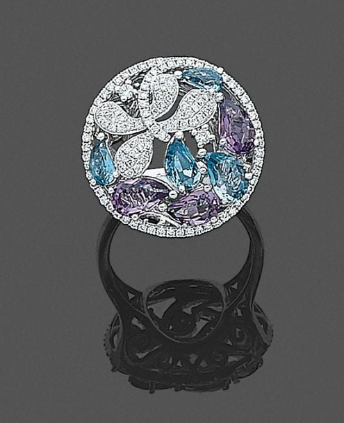 •BAGUE circulaire «feuillages» or gris (750‰) ajouré, serti de topazes bleues, améthystes, et diamants taille brillan