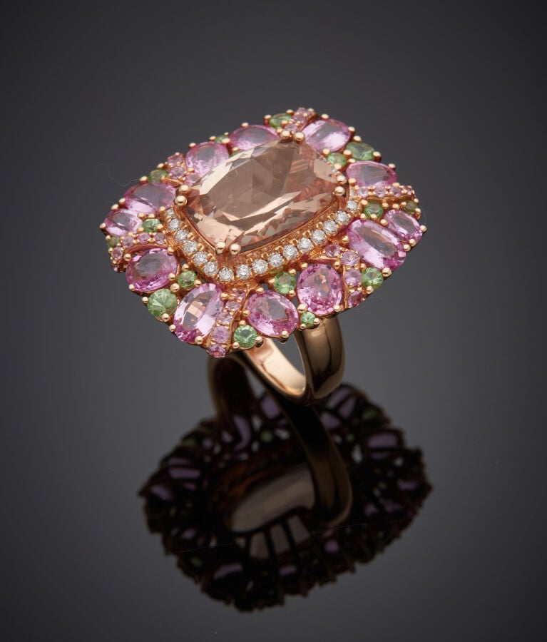 BAGUE "cocktail" en or rose (750‰) serti d'une morganite de forme coussin, ento…