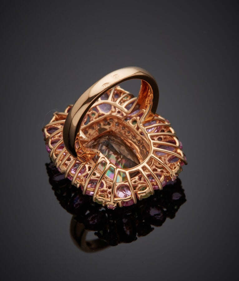 BAGUE "cocktail" en or rose (750‰) serti d'une morganite de forme coussin, ento…