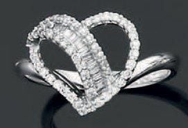 BAGUE «coeur» en or gris ajouré serti de diamants taille brillant, taepers et baguette