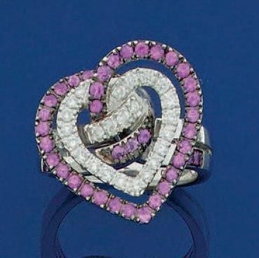 BAGUE «coeurs entrelacés» en or gris et or noirci (750 millièmes), serti d'un pavage de diamants taille brillant et de saphirs rose