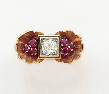 BAGUE « coquille » en platine et or jaune partiellement godronné serti d'un diamant taille ancienne et six rubis rond