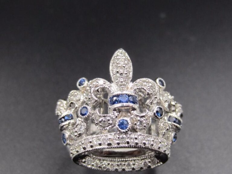 BAGUE « couronne » en or gris (750 millièmes) ajouré serti de saphirs ronds et pavé de diamants taille brillan