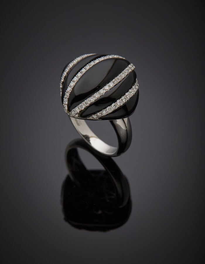 BAGUE « coussin » en or gris (750‰) orné d'onyx bombé alterné d'alignements de…