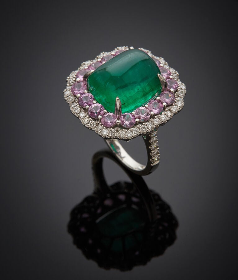 BAGUE "coussin" en or gris (750‰) serti d'une émeraude taillée en pain de sucre…