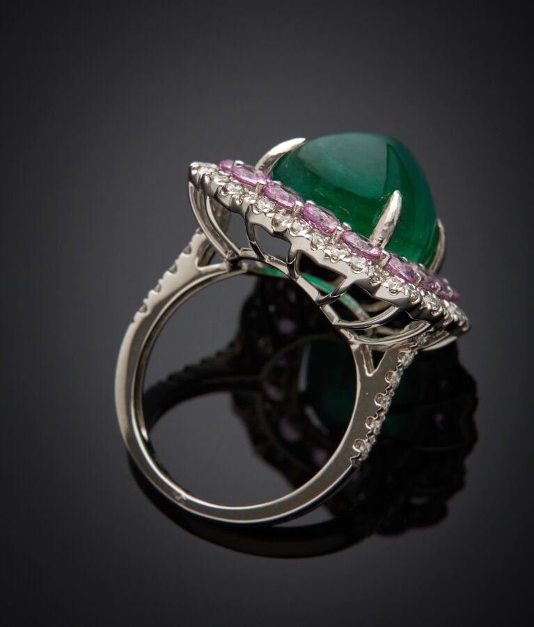 BAGUE "coussin" en or gris (750‰) serti d'une émeraude taillée en pain de sucre…