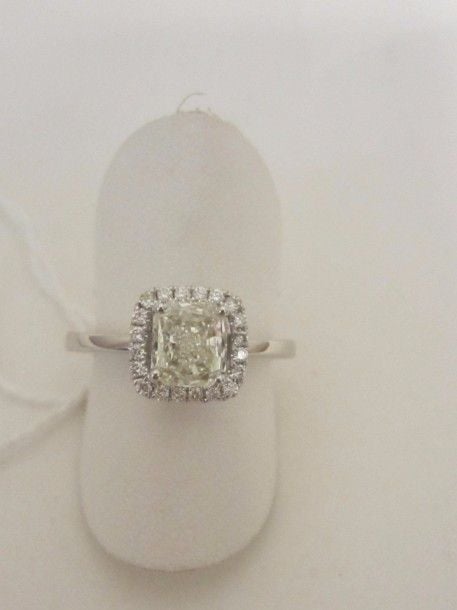 BAGUE coussin or gris (750 millièmes) serti d’un diamant taille radiant, pesant 1,16 carat, entouré de diamant